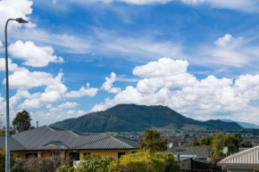 Getaway on Grove - Lake Taupo Holiday Home